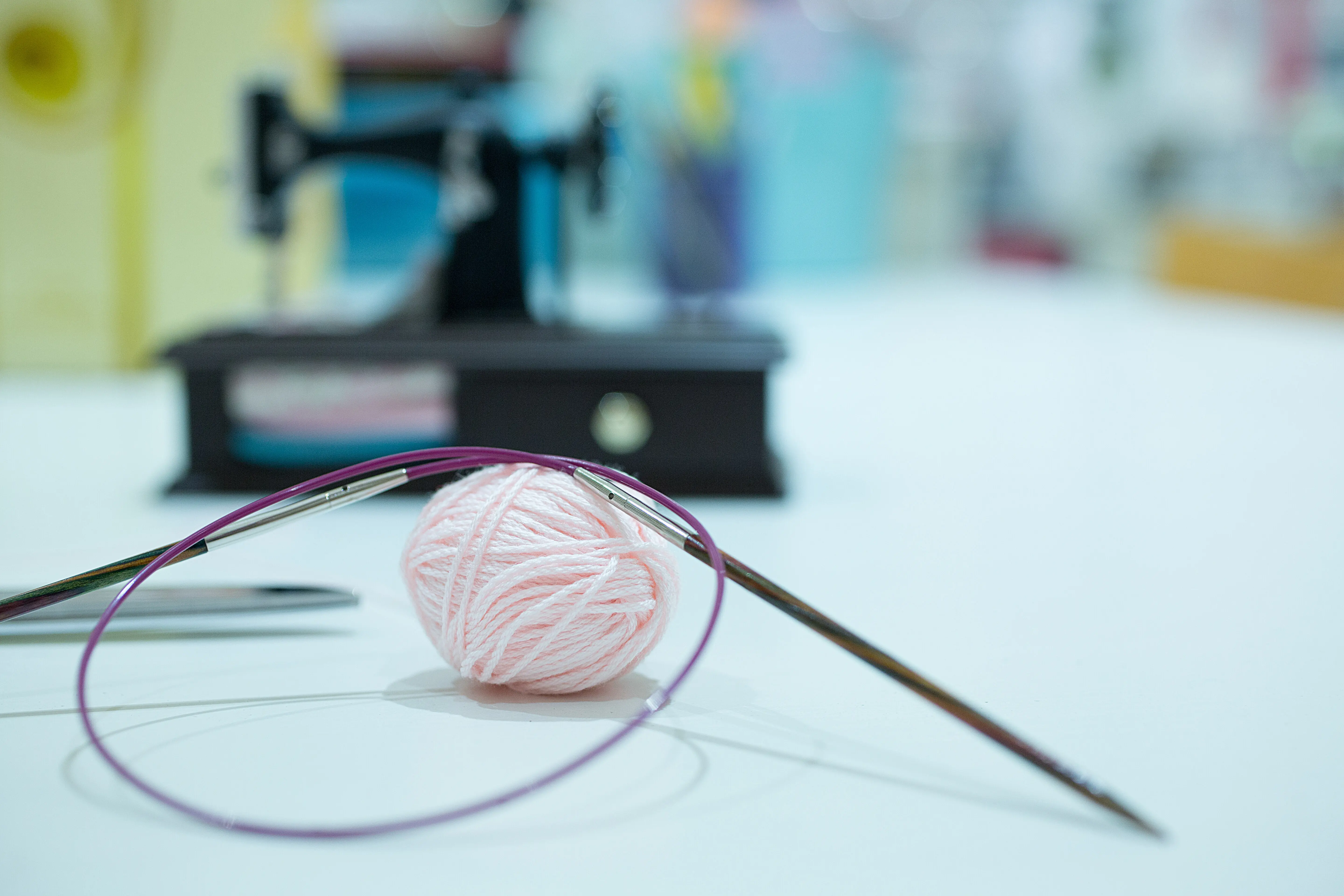 Nahaufnahme von Nähutensilien auf einem Tisch