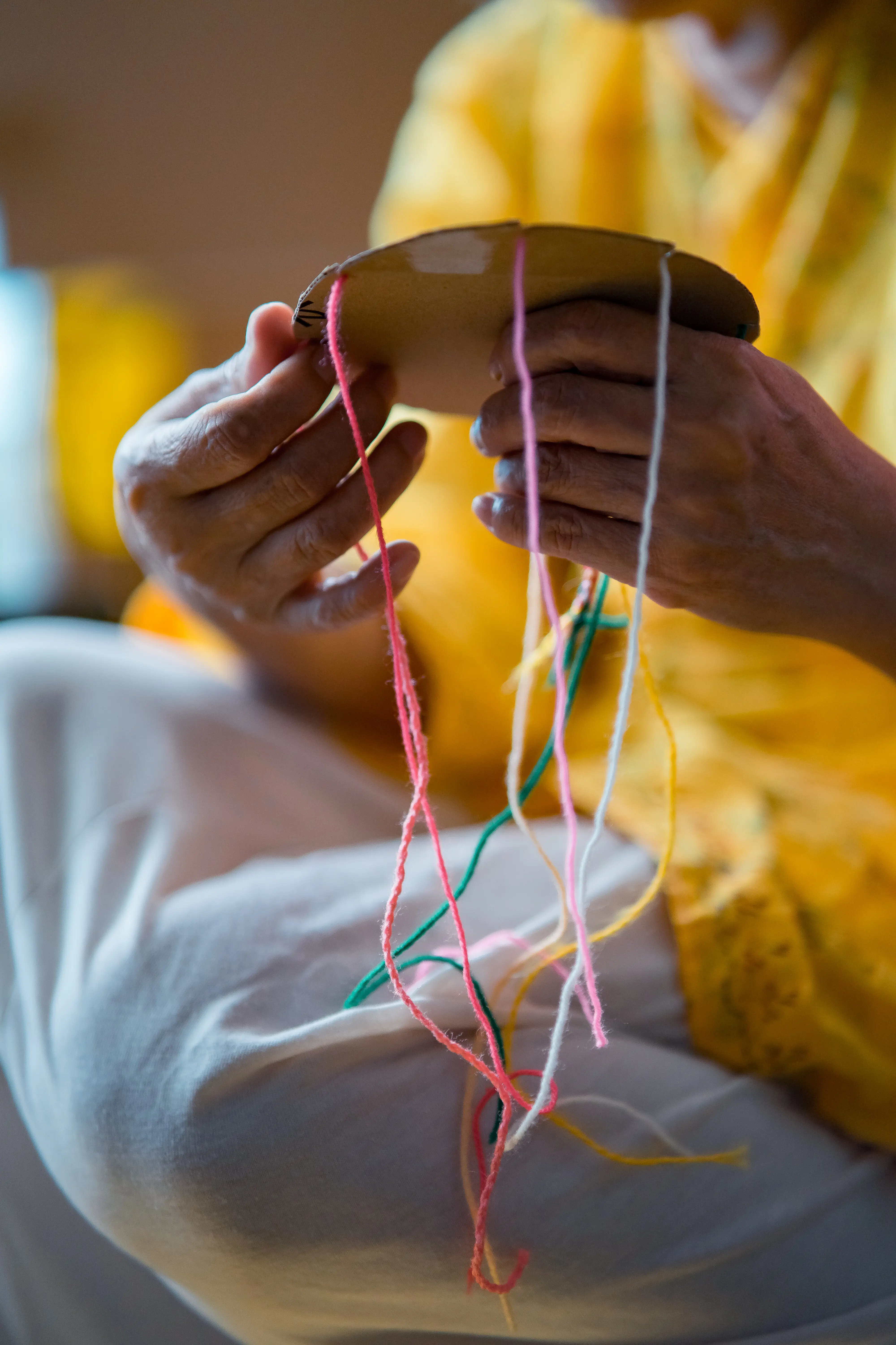 Bauchbereich einer Frau, die eine Dekoration hält.